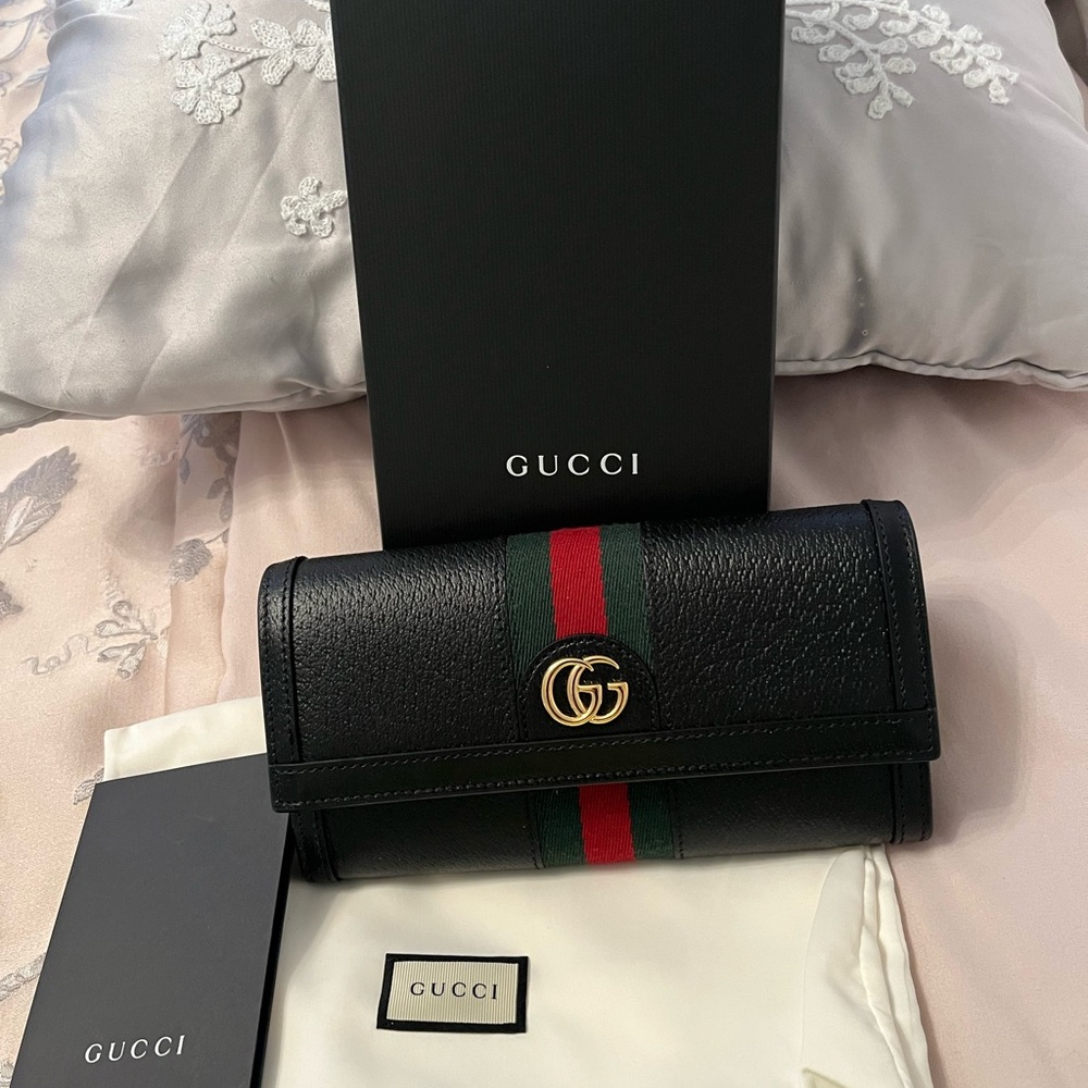Gucci Black and Green Wallet with Iconic Stripe Authentic 💯 brand new